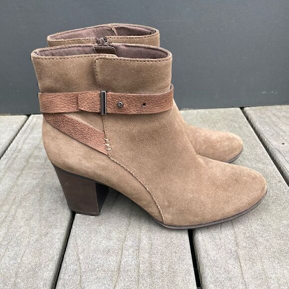 Clarks Collection Ankle Boots Tan Suede Leather Zip Heeled Size 9.5 Soft Cushion - Picture 1 of 9
